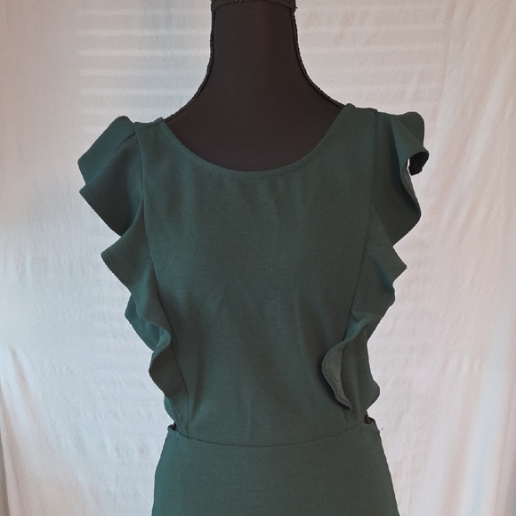 Selfie Leslie Dresses & Skirts - Selfie Leslie Emerald Ruffle Mini Dress